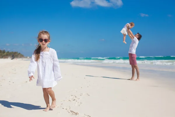 年轻爸爸和他可爱的女儿，在白色的沙滩上很开心 — 图库照片