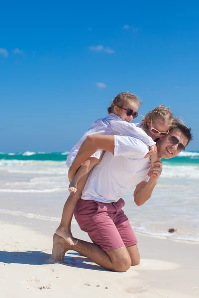 Młody tata i jego córki cute, zabawy na plaży biały — Zdjęcie stockowe