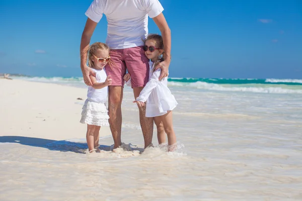 Szczęśliwy ojciec i jego urocza córeczka na tropikalnej plaży — Zdjęcie stockowe