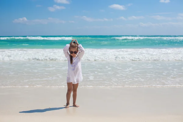Menina adorável criança em vestido branco andando na praia exótica — Fotografia de Stock