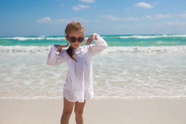 漂亮的小女孩在异国风情的海滩上很开心 — 图库照片