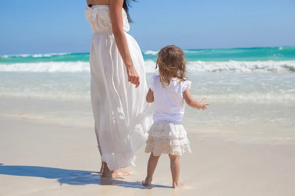 Back view of mother and his little daughter looking on the sea at tropical beach — Stock Photo, Image