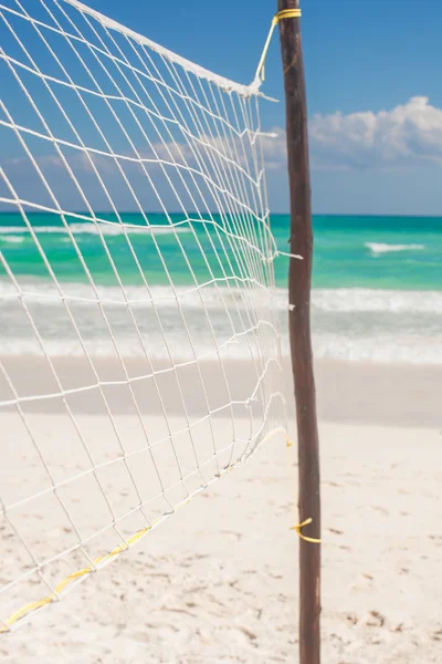 Fermer le filet de basket à la plage exotique tropicale vide — Photo