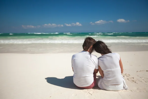 后视图的年轻夫妇在热带的白色海滩 — 图库照片