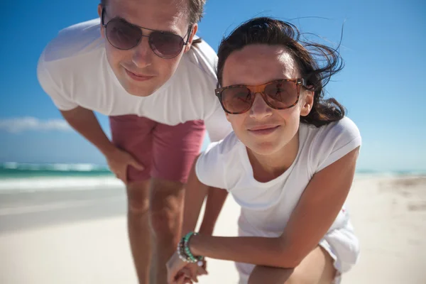 エキゾチックなビーチのカメラを見ての幸せなカップル — ストック写真