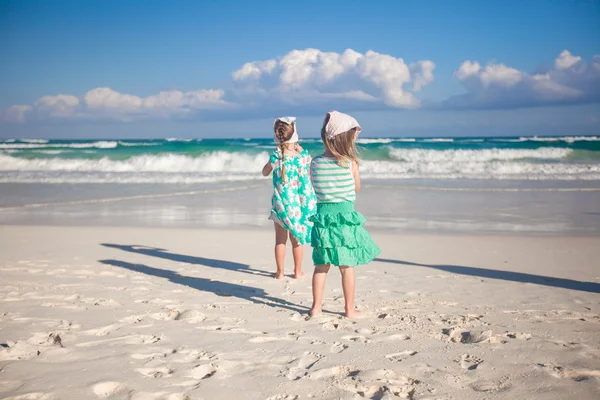 Dos hermanas pequeñas corriendo en la playa tropical en México en un día soleado —  Fotos de Stock