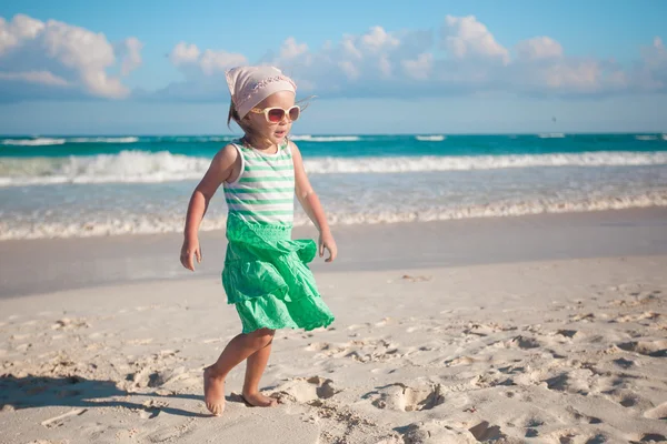 Маленькая девочка, гуляющая по белым песчаным пляжам Мексики — стоковое фото