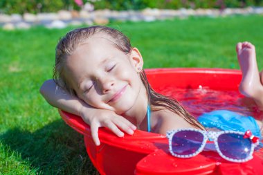 sevimli küçük kız açık havada havuzda onu tatil keyfi