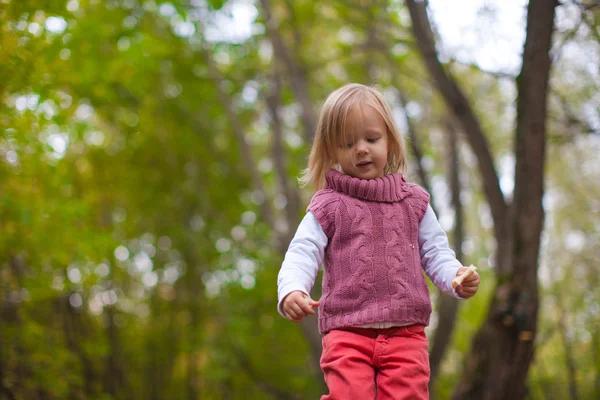 Kleines Mädchen, das im Herbst draußen spazieren geht, Spaß hat und lacht — Stockfoto