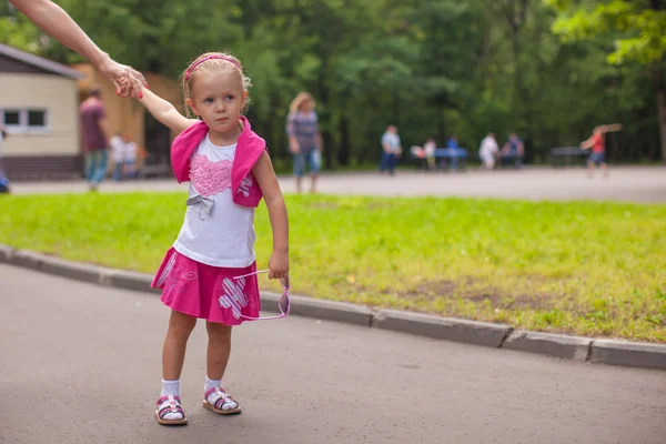 Adorable niña caminando al aire libre y divirtiéndose en el parque —  Fotos de Stock
