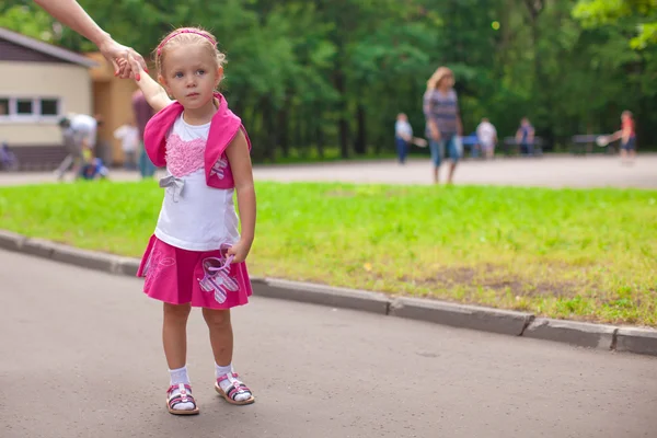 Niña caminando al aire libre y divirtiéndose en el parque —  Fotos de Stock