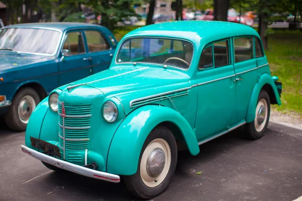 Vintage carro de hortelã em exposição no parque — Fotografia de Stock