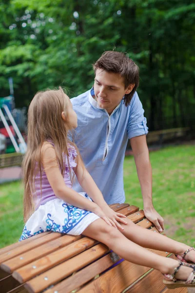 Retrato del padre con su hija sentada en la silla de madera — Foto de Stock