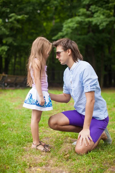 Jonge blij vader met schattige dochter in het park veel plezier — Stockfoto