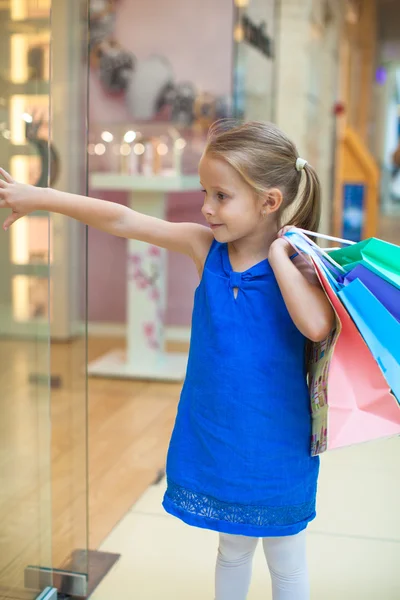 小可爱的女孩与一个大型购物中心中的程序包 — 图库照片