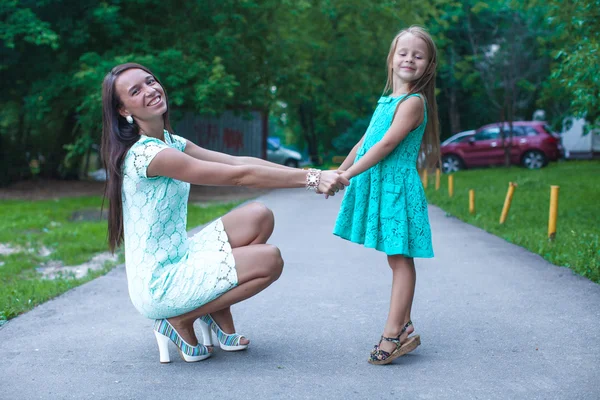 Glücklich junge Mutter und ihre Tochter Spaß im Freien — Stockfoto