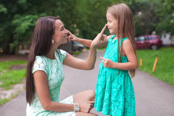 Heureuse jeune mère et sa fille s'amusent à l'extérieur — Photo