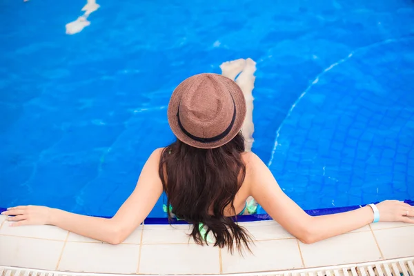 一名年轻女子在池中戴顶帽子顶视图 — 图库照片