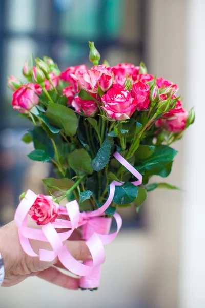 Charming bouquet of roses in woman's hand — Stock Photo, Image