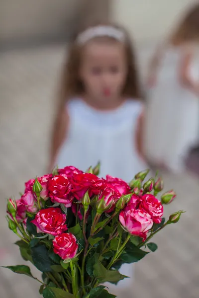 Encantador ramo de rosas rojas en el fondo de la mano de la mujer la viga —  Fotos de Stock