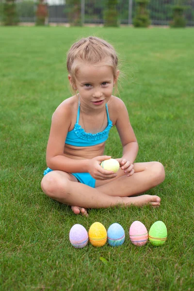 Küçük güzel bir kız bir easter egg holding — Stok fotoğraf