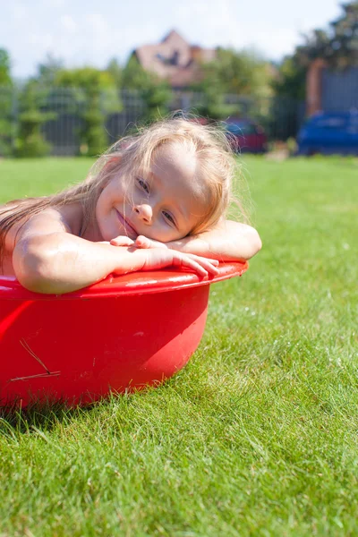 Portrett av smilende, sjarmerende liten pike ha det gøy ute i bassenget – stockfoto