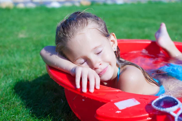 Fechar-se de bonito menina desfrutando de suas férias na piscina ao ar livre — Fotografia de Stock