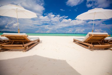 güzel tropik boş kumlu Plage şemsiye ve plaj sandalyesi ile muhteşem manzarası