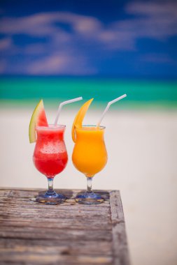İki kokteyl: taze karpuz ve mango turkuaz Denizi çarpıcı arka planda