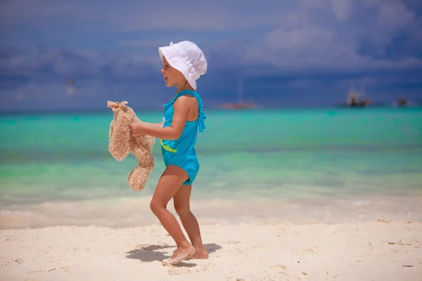 Adorable little girl with her favorite toy on tropical beach vacation — Stock Photo, Image