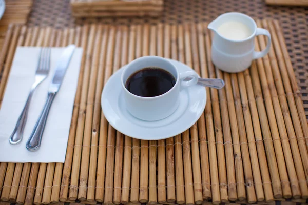 블랙 커피와 우유 리조트에서 카페에서 아침 식사 — 스톡 사진