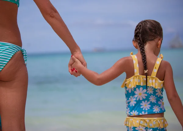 Primeros planos de las manos de su madre y su hija caminando por la playa — Foto de Stock