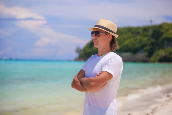 Young man standing on white beach — Stock Photo, Image