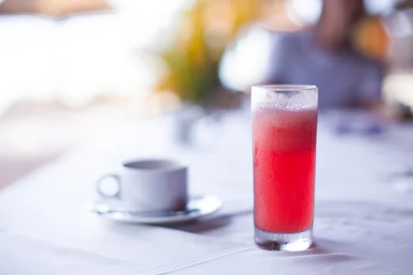 Siyah kahve ve kırmızı waterlemon suyu tatil bir kafede kahvaltı için — Stok fotoğraf