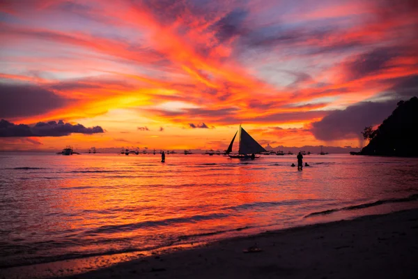 Plachetnice k západu slunce na ostrově Boracay na Filipínách — Stock fotografie