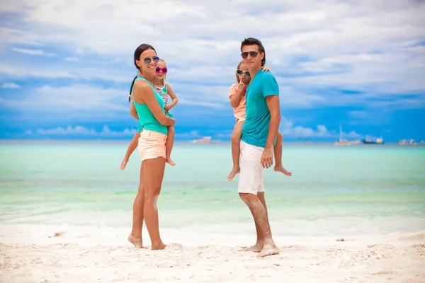 Jonge mooie gezin met twee kinderen kijken naar camera op tropische vakantie — Stockfoto