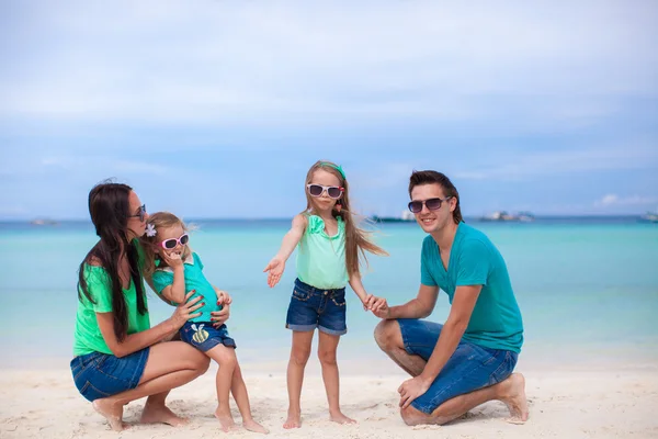Dört genç güzel aile sahilde rahatlatıcı zevk aldım. — Stok fotoğraf