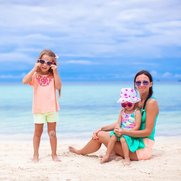 Ung mamma och två döttrarna bedårande på exotiska beach på solig dag — Stockfoto