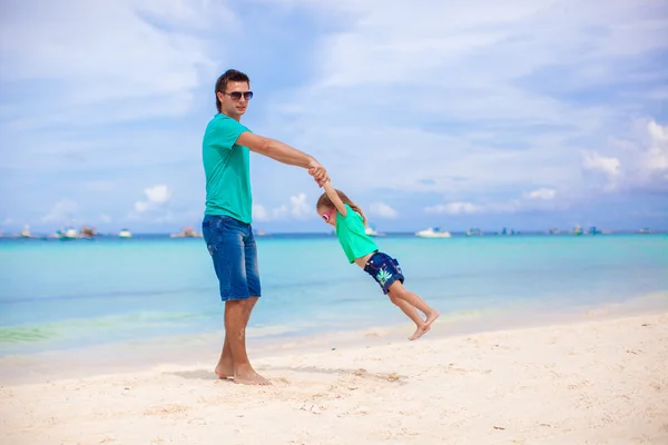 Joven papá y su pequeña hija en la playa tropical de arena blanca — Foto de Stock