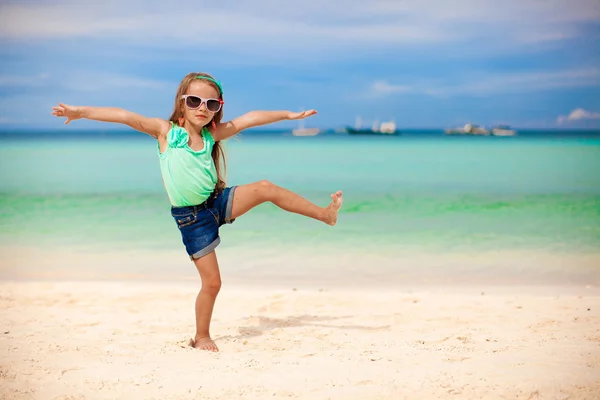 Belle petite fille s'amusant sur une plage exotique — Photo