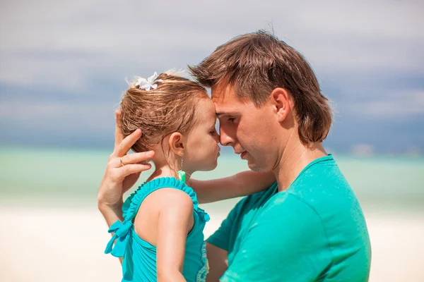 Porträt eines kleinen Mädchens und ihres jungen Vaters, die sich umarmen — Stockfoto