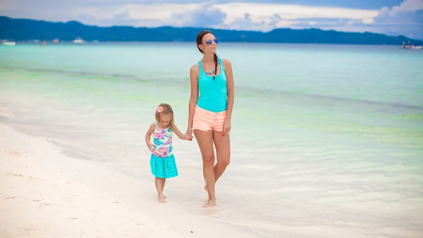 Joven madre y su hijita caminando por el mar en Filipinas — Foto de Stock