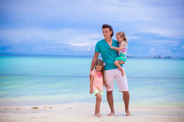 Young father and his two little kids walking by the sea — Stock Photo, Image