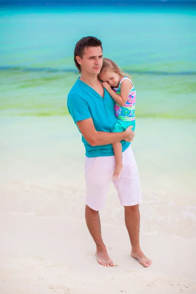 Joven papá y su pequeña hija caminando en la playa tropical de arena blanca — Foto de Stock