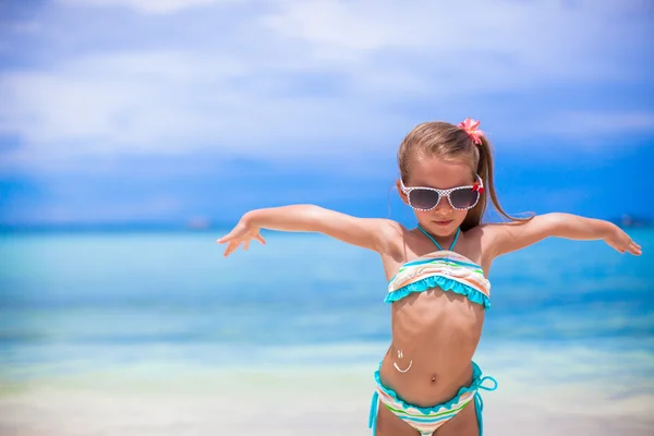 Primer plano sonrisa pintada por crema solar en la niña —  Fotos de Stock