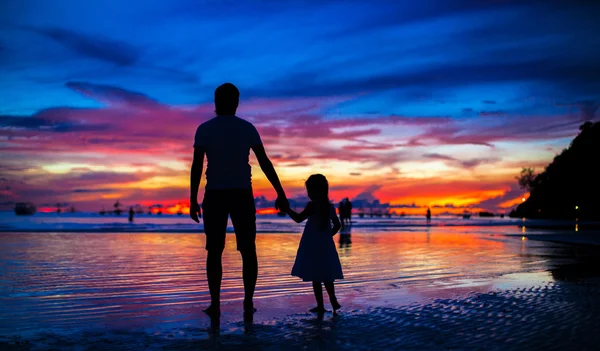 Father and daughter silhouettes in sunset at the beach on Boracay — Stock Photo, Image