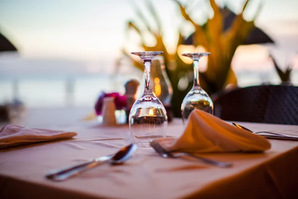Close-up leeg glas wijn op de gedekte tafel bij zonsondergang — Stockfoto