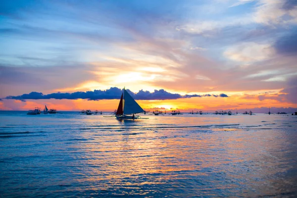 Pequeño velero en el impresionante atardecer en Filipinas — Foto de Stock