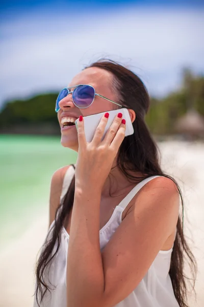 Close-up jonge mooie vrouw op het strand praten over haar telefoon — Stockfoto