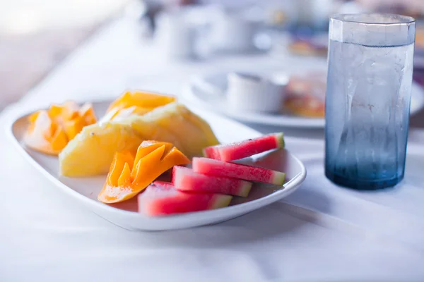 Friss gyümölcs az asztalon, a reggeli a szállodában — Stock Fotó